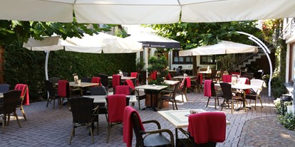 Essen-gehen - Rheinland-Pfalz - Terrasse Herbst - Hotel Restaurant Weinhaus Berg