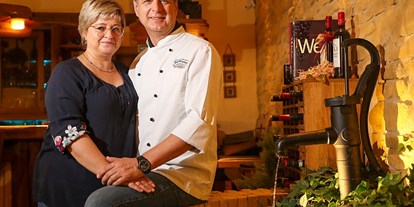 Essen-gehen - Saarland - Gabi & Michael Petry vor ihrem Dorfbrunnen - Restaurant Dorfbrunnen