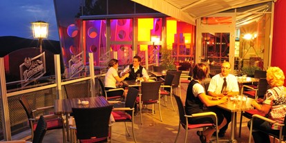 Essen-gehen - Sachsen - Panoramarestaurant Glashaus, Terrasse, Abend, außen - Panoramarestaurant Glashaus