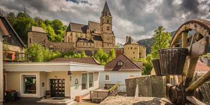 Essen-gehen - Ambiente: traditionell - Steiermark - Unser Wirtshaus und Kleinbrauerei liegt am Fuße der sehenswerten Kirchenburg St.Oswald in Eisenerz - Erzbergbräu