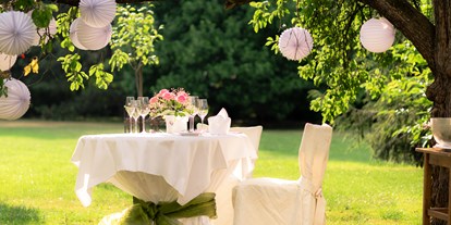 Essen-gehen - Gerichte: Schnitzel - Steiermark - Romantischer Tisch im Garten - Brücklwirt