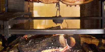 Essen-gehen - Deutschland - Burgunderschinken "Spanferkel" vom Jungschwein über dem offenen Feuer zubereitet und serviert. Auch immer beim Brunch-Büfett erhältlich. - Rauchkate Beverstedt