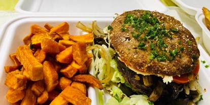 Essen-gehen - Deutschland - Bio-Burger vom Highlandrind mit Süßkartoffelsticks. Ein leckeres Beispiel unseres Ausser-Haus-Angbotes. - Rauchkate Beverstedt