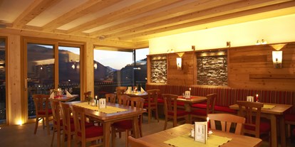 Essen-gehen - zum Mitnehmen - Österreich - Speiseraum mit Panoramablick ins Tal auf den Ort Filzmoos  - Panoramarestaurant Reithof