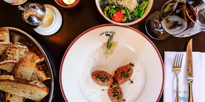 Essen-gehen - Hessen - Unser handgeschnittenes Tatar mit Salat - OJO DE AGUA Frankfurt