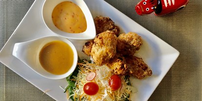 Essen-gehen - Deutschland - Karaage Frittiertes Hähnchen mit zweierlei Saucen 24 Stunden mariniert. - Sushi Bistro Byakko