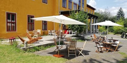 Essen-gehen - grüner Gastgarten - Villa Weidig Veranda - Villa Weidig CaféBar 