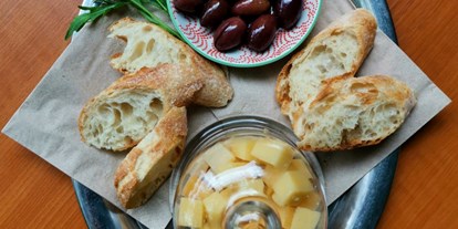 Essen-gehen - Art der Küche: italienisch - Käseauswahl und Oliven - Villa Weidig CaféBar 