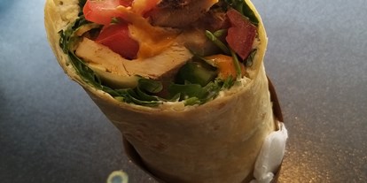 Essen-gehen - Nordrhein-Westfalen - Wrap mit Salat Wahlweise Ruccola oder Lollo Bionda, Frischkäse Tomate, Gurke, Gouda, Dressing und Hühnchenbrust - Steffi's Pausenbox 