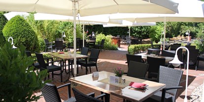Essen-gehen - Hessen - große Gartenterrasse mit Gastronomie - Restaurants "Libelle" & "blaue Ente" im Waldhotel Schäferberg
