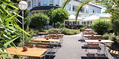 Essen-gehen - Hessen - große Gartenterrasse mit Gastronomie - Restaurants "Libelle" & "blaue Ente" im Waldhotel Schäferberg