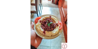 Essen-gehen - zum Mitnehmen - Österreich - Hummus mit Rindfleisch - Eleven Eleven Restaurant & Tagesbar - Salzburg