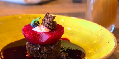 Essen-gehen - Deutschland - Dessert - Hibiskus Apfel auf Sponge Cake - Restaurant Maracana