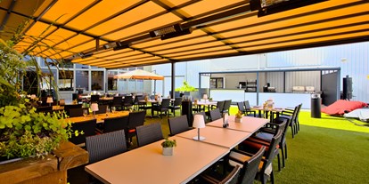 Essen-gehen - Deutschland - Außenterrasse mit Pergola, Outdoorküche und Kräutergarten mit Blick auf den Beachvolleyballplatz. - Restaurant Maracana