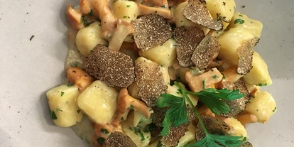Essen-gehen - zum Mitnehmen - Hausgemachte Kartoffelgnocchi mit Pfifferlingen und Trüffel aus Norcia - Hotel - Restaurant Rosmarie