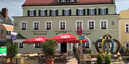Essen-gehen - Deutschland - Aussenansicht - BIergarten auf dem Marktplatz - Hotel Brauereigasthof Amberger