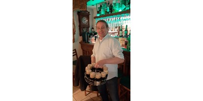 Essen-gehen - Bayern - Und jetzt an Sophies Bar mit dunklem Bier
30 schottische Whiskies im Hintergrund - nur Single Malts (Sophie wird der SophienBäck von Stammgästen genannt - SophienBäck