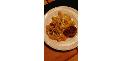Essen-gehen - Deutschland - Böpfer (Sophies Fleischküchle) mit Butterkartoffeln und Karotten-Rahmgemüse
12.90 € - SophienBäck